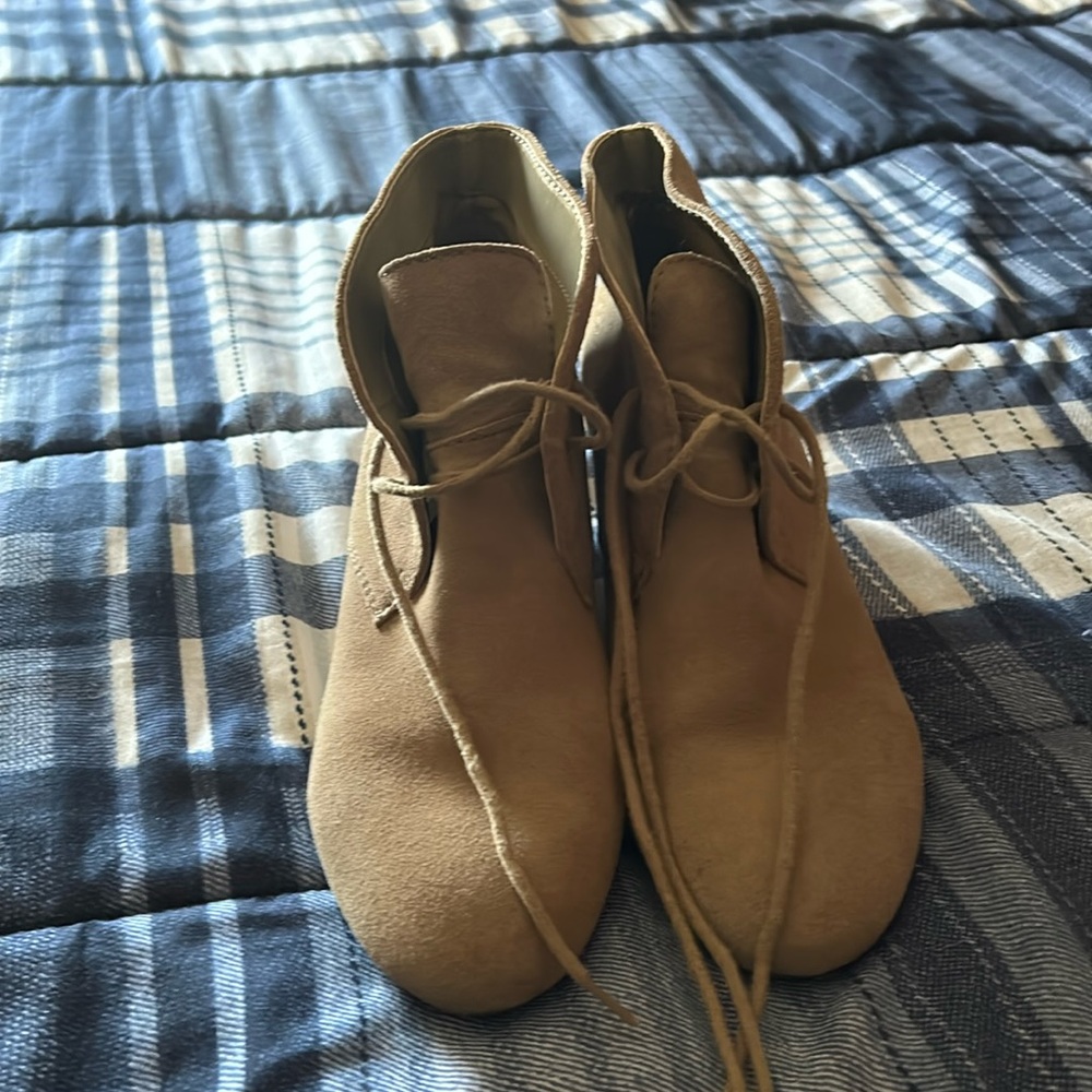 Women’s wedged tan suede ankle shoe